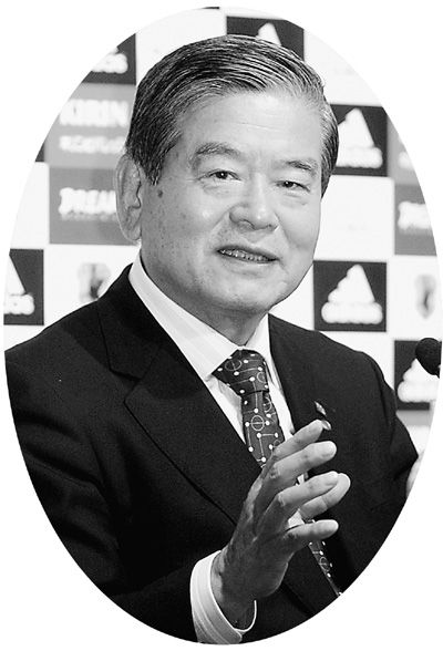 　　川渊三郎：日本J联赛创始人之一。1936年出生于日本大阪府，1988年进入日本足协，1991年开始担任日本J联赛前身、职业足球联赛主席，1993年出任首届J联赛联盟主席，1994年担任日本足协副主席，2002年担任日本足协主席。