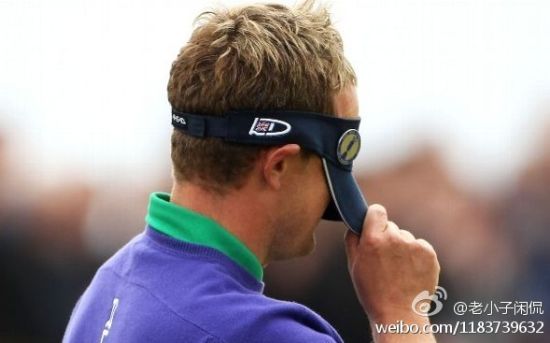 唐纳德扯帽遮颜