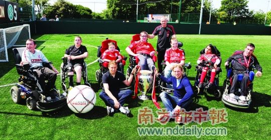 利物浦珠队在社区针对残疾人进行免费足球训练课程。