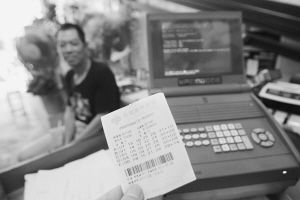 今天一大早，市区一家彩票店，彩民很早就来买彩票。 （记者 梁永锋 摄）