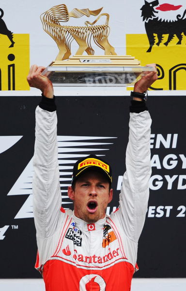 巴顿的11场大奖赛胜利中，有6场都是在混乱的比赛条件中取得