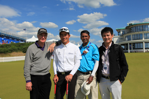 教练凯尔、梁文冲、球童、经纪人彭焱焱(从左至右)