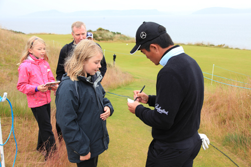 梁文冲为球迷签名