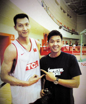 阿联与黑人合影