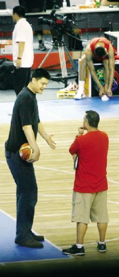 姚明与邓华德交流