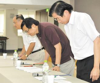 　　富邦金18日举行记者会回应运彩弊案，富邦金总经理龚天行（中）、台北富邦银行总经理韩蔚廷（左）与运彩科技总经理翟小璧（右）坦承错误并鞠躬道歉。台湾《联合报》