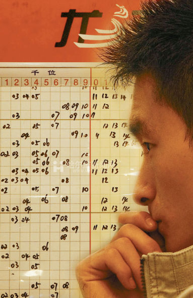 走势图前，彩民在苦苦思索，是号码，是彩票，还是迷失？