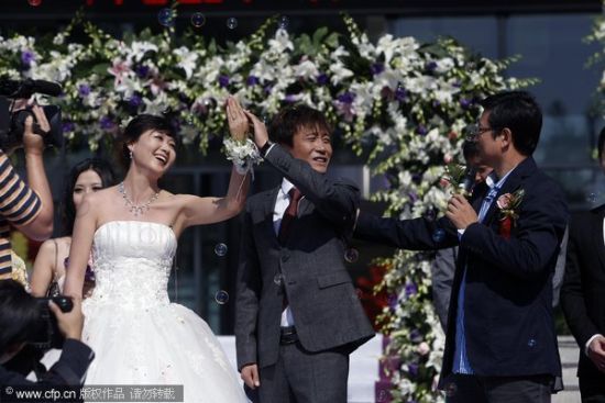 10月6日，前国安球星高峰与同学范春玲完婚。