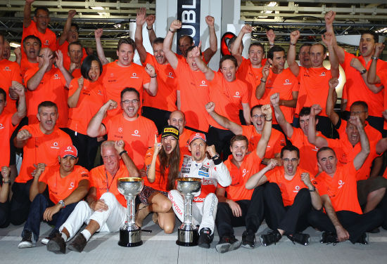 这场比赛对汉密尔顿来说是一场噩梦，正赛中他的节奏始终落后于巴顿。