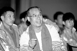 李宁和一干体操老冠军在北京为中国队加油