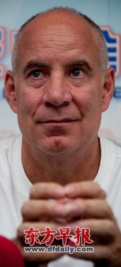 昨日的新闻发布会上，上海男篮新主帅帕纳吉奥首次公开亮相。早报记者 王炬亮 实习生 杨深来 图