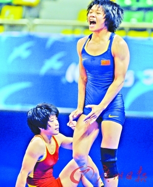 17岁的梁思焕(右)在摔跤女子自由式比赛中夺冠。