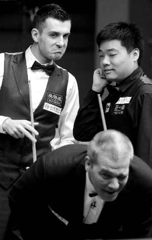 　　丁俊晖虽然不缺钱，但也在为球友们摇旗呐喊。资料图片 晨报记者 姜浩波/摄