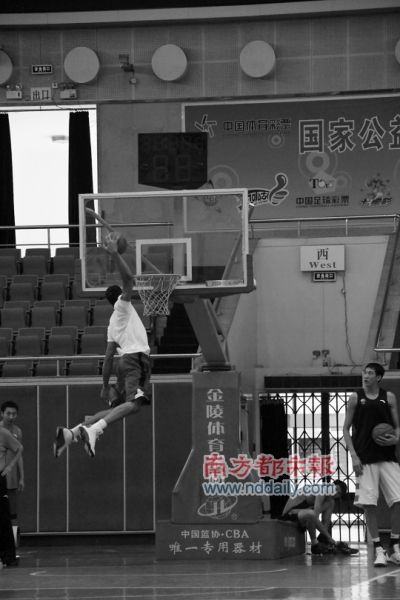 格林的扣篮能力令佛山队友震惊。