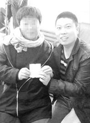 大奖得主刘菲(左)主动与记者合影，记者张军摄