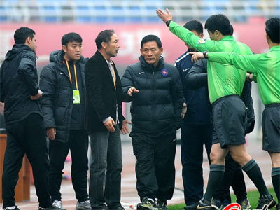 张外龙不满判罚被请上看台！