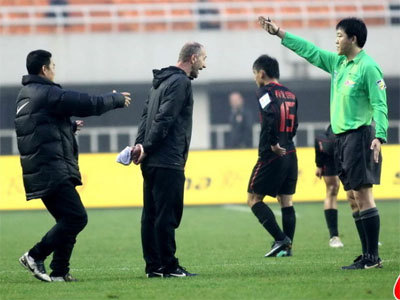 青岛助教冲进场内向赵亮表达不满！