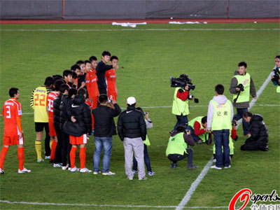 张外龙在主场向全队下跪致谢