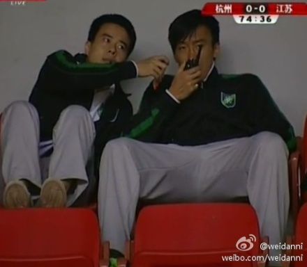 杜威通过对讲机指挥