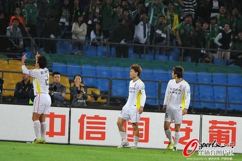 王万鹏向球迷竖中指