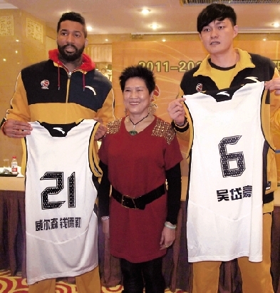 俱乐部总经理叶湘玉（中）为新加盟的钱德勒（左）、吴岱豪（右）授球衣。 陈熙春 摄