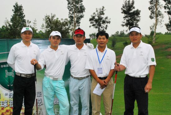 同组球友与改组裁判员留影