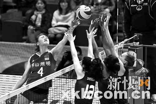 惠若琪(左)和张磊本场比赛表现不错，可惜中国女排在关键时刻没能把握取胜机会。