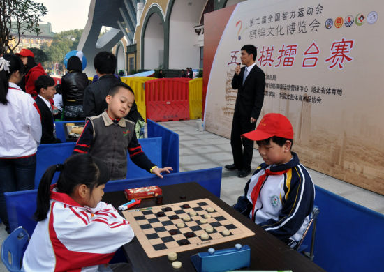 刚学会国际跳棋——擂台赛上就敢试身手