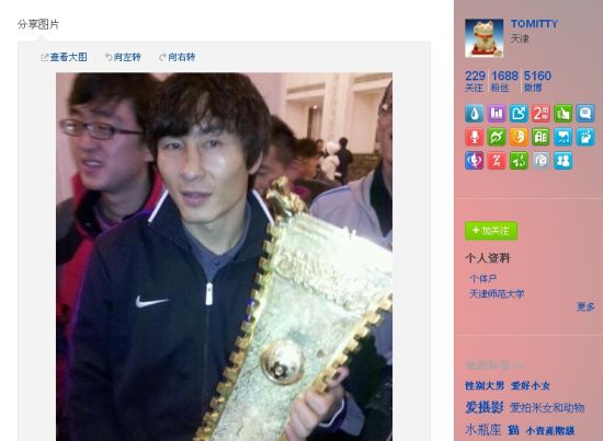 李玮锋与冠军奖杯(图片来自TOMITTY微博)