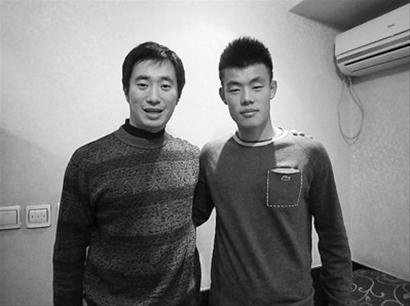 本报记者与谭龙(右)合影