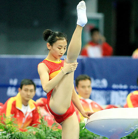 认真进行赛前准备的何雯娜