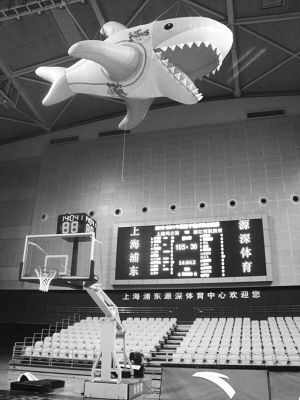 源深体育馆迅速“变身”，篮球架已安装好，场馆地板也焕然一新 关尹 摄