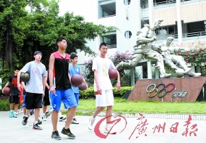 小球员们放学后走向训练场。