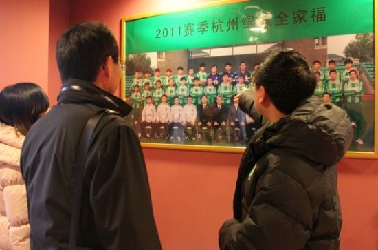 鲍总向冈田武史介绍上赛季球队