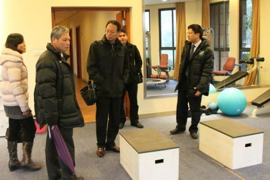 冈田参观俱乐部内部训练设施