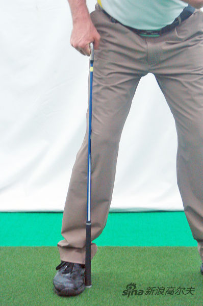 手持一根球杆