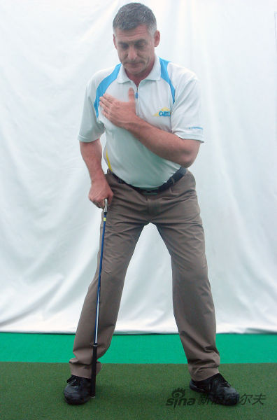 右胳膊肘抵住身体右侧。