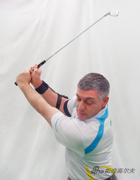 正确戴上右臂角度训练辅助器