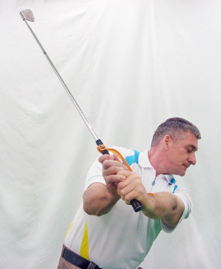 回头看双手和右肩形成的宽度