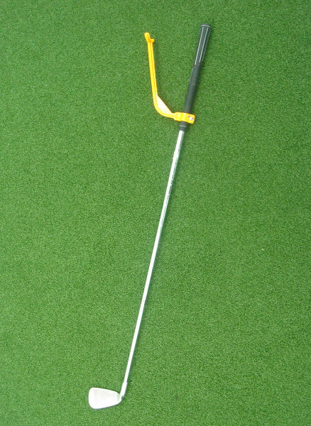 Swingyde  训练辅助器连到一支7号铁的握柄上