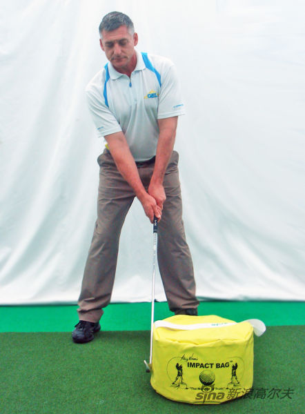 站在触球包后方