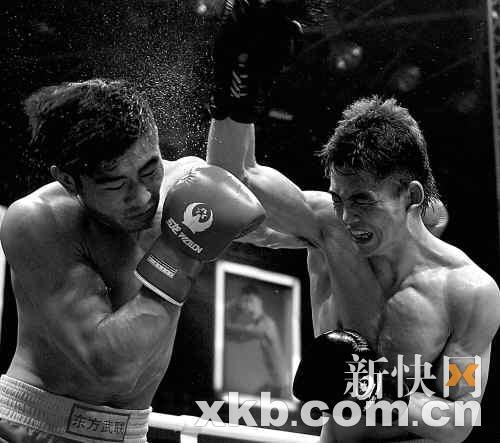上官鹏飞(左)遭到对手重击