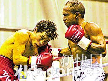 韩国拳王崔耀森(左)赢得桂冠，但付出生命代价。