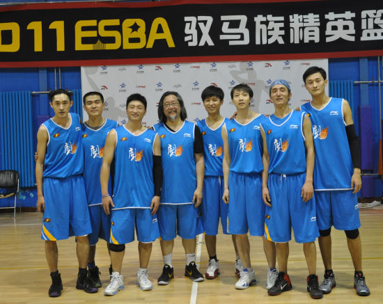 赖声川参加精英篮球赛