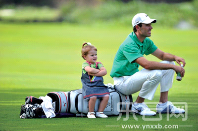 世界杯上，肖尔·舒瓦泽尔和小朋友一起在球场上的欢快时刻让许多观众印象很深。