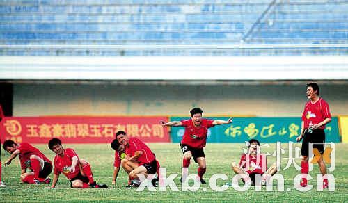 2008年在越秀山，97届国足以2∶5负于太阳神。这次点球得胜，李金羽(23号)特别激动。 