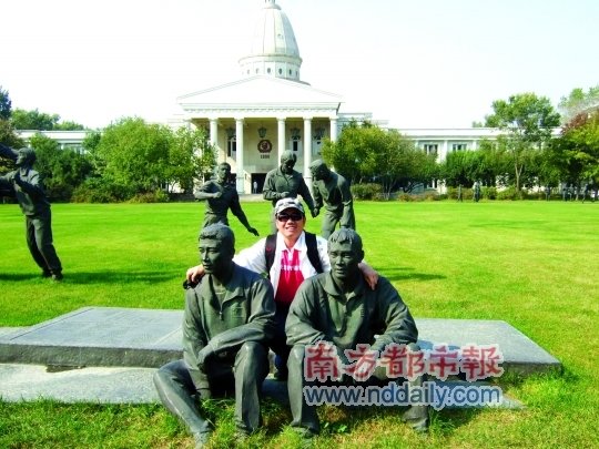 为纪念国足出线十周年，本文作者于今年9月底重访沈阳，在绿岛的国足雕像中拍照留念。向群供图