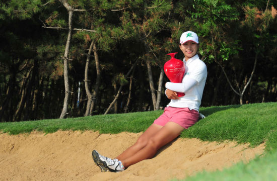 田红紧紧抱住奖杯