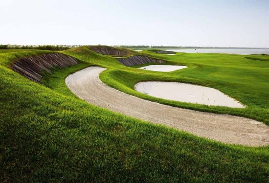 这样的沙坑、枕木在打球过程中 不时出现，暗示着滨海湖的戴氏身份。