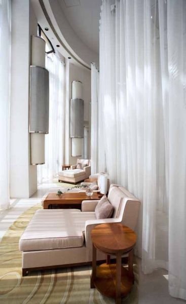 京津新城凯悦酒店的水疗休息 区，安静舒坦，采光极好。